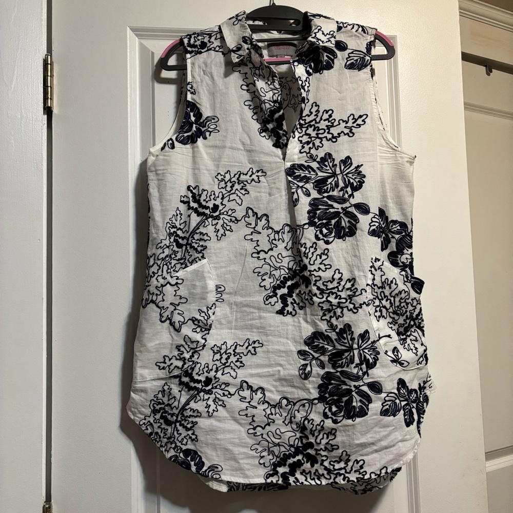 FORCYNTHIA Floral Embroidered Sleeveless Top - Navy and White